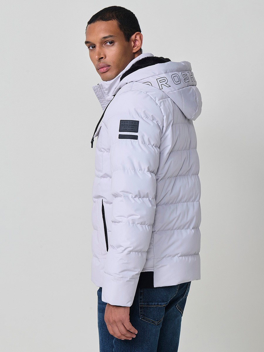 Gesteppte perlgraue Herrenjacke mit hohem Kragen, Kapuze, Reißverschluss und Taschen. Aus 100 % Polyester, warm und strapazierfähig.