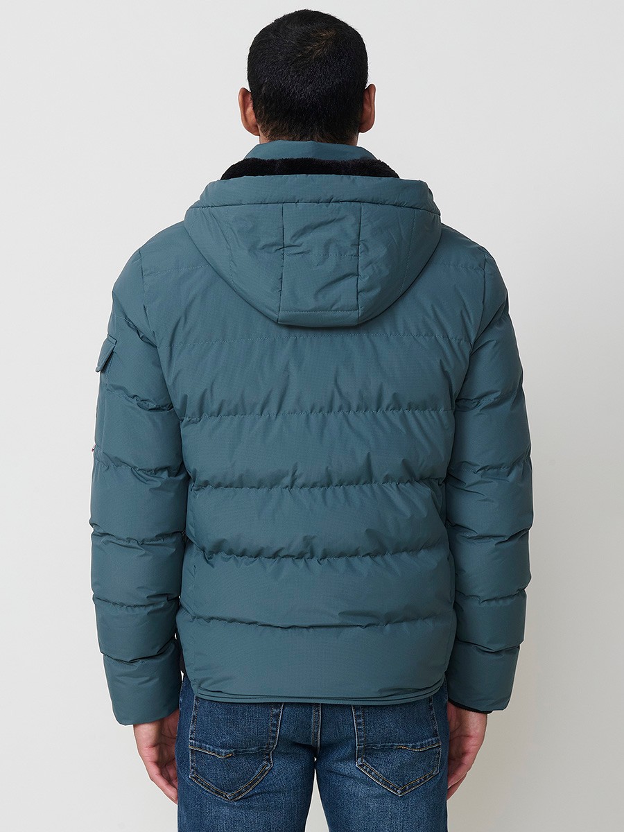 Gesteppte blaue Herrenjacke mit hohem Kragen, Kapuze, Reißverschluss und Taschen. Aus 100 % Polyester, warm und strapazierfähig.