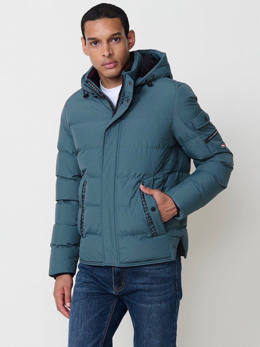 Gesteppte blaue Herrenjacke mit hohem Kragen, Kapuze, Reißverschluss und Taschen. Aus 100 % Polyester, warm und strapazierfähig.