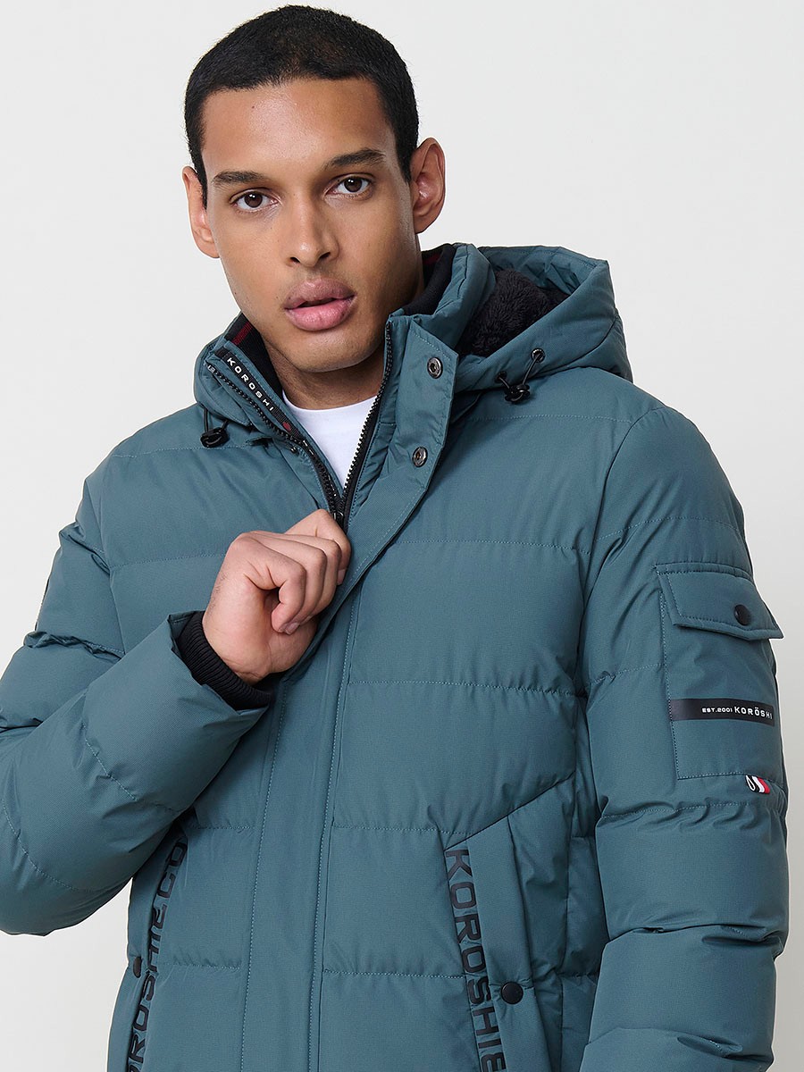 Gesteppte blaue Herrenjacke mit hohem Kragen, Kapuze, Reißverschluss und Taschen. Aus 100 % Polyester, warm und strapazierfähig.