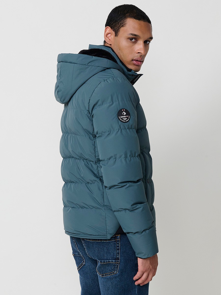 Gesteppte blaue Herrenjacke mit hohem Kragen, Kapuze, Reißverschluss und Taschen. Aus 100 % Polyester, warm und strapazierfähig.