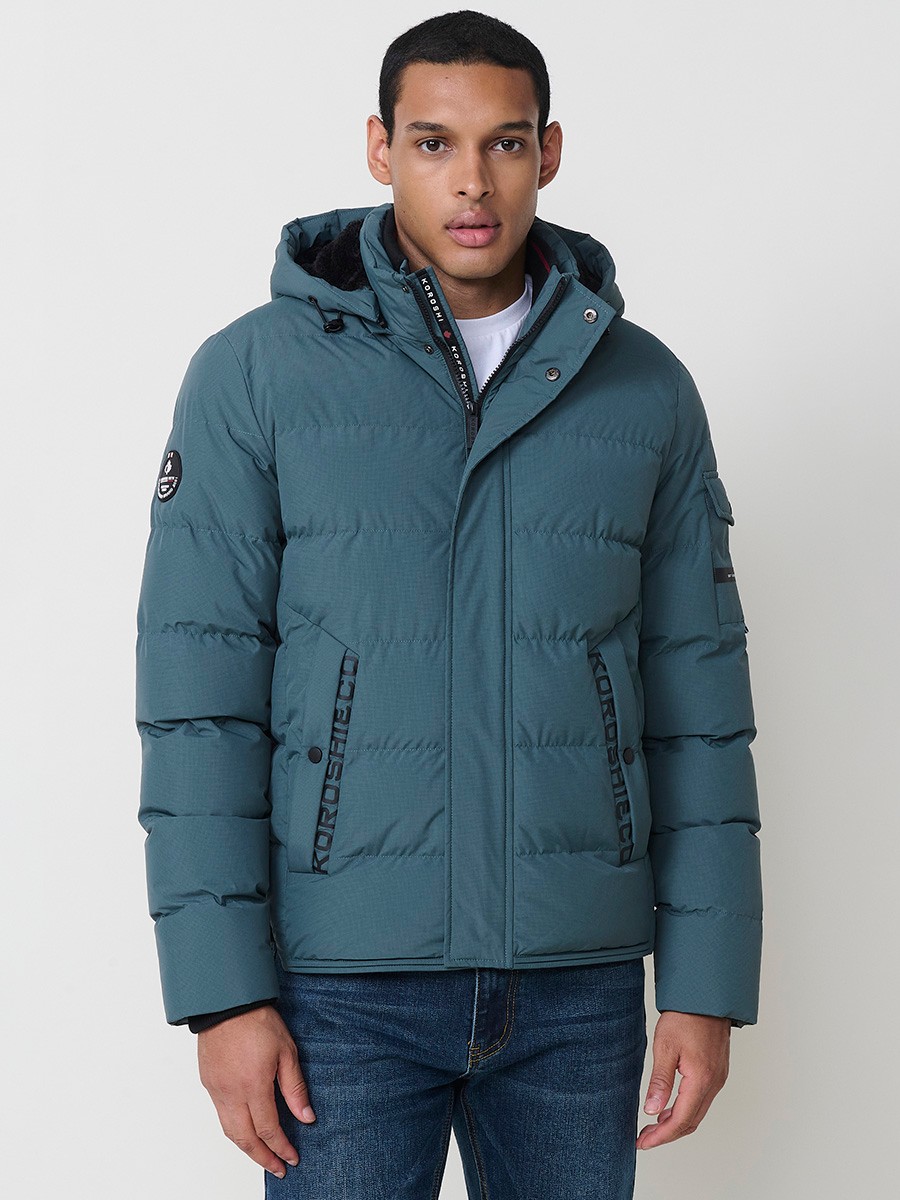 Gesteppte blaue Herrenjacke mit hohem Kragen, Kapuze, Reißverschluss und Taschen. Aus 100 % Polyester, warm und strapazierfähig.