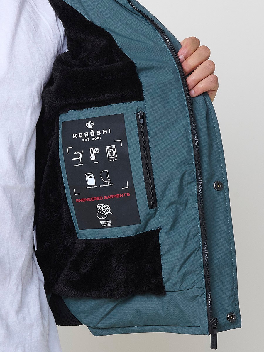 Gesteppte blaue Herrenjacke mit hohem Kragen, Kapuze, Reißverschluss und Taschen. Aus 100 % Polyester, warm und strapazierfähig.