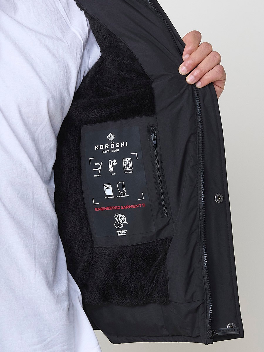 Gesteppte anthrazitfarbene Herrenjacke mit hohem Kragen, Kapuze, Reißverschluss und Taschen. Aus 100 % Polyester, warm und strapazierfähig.