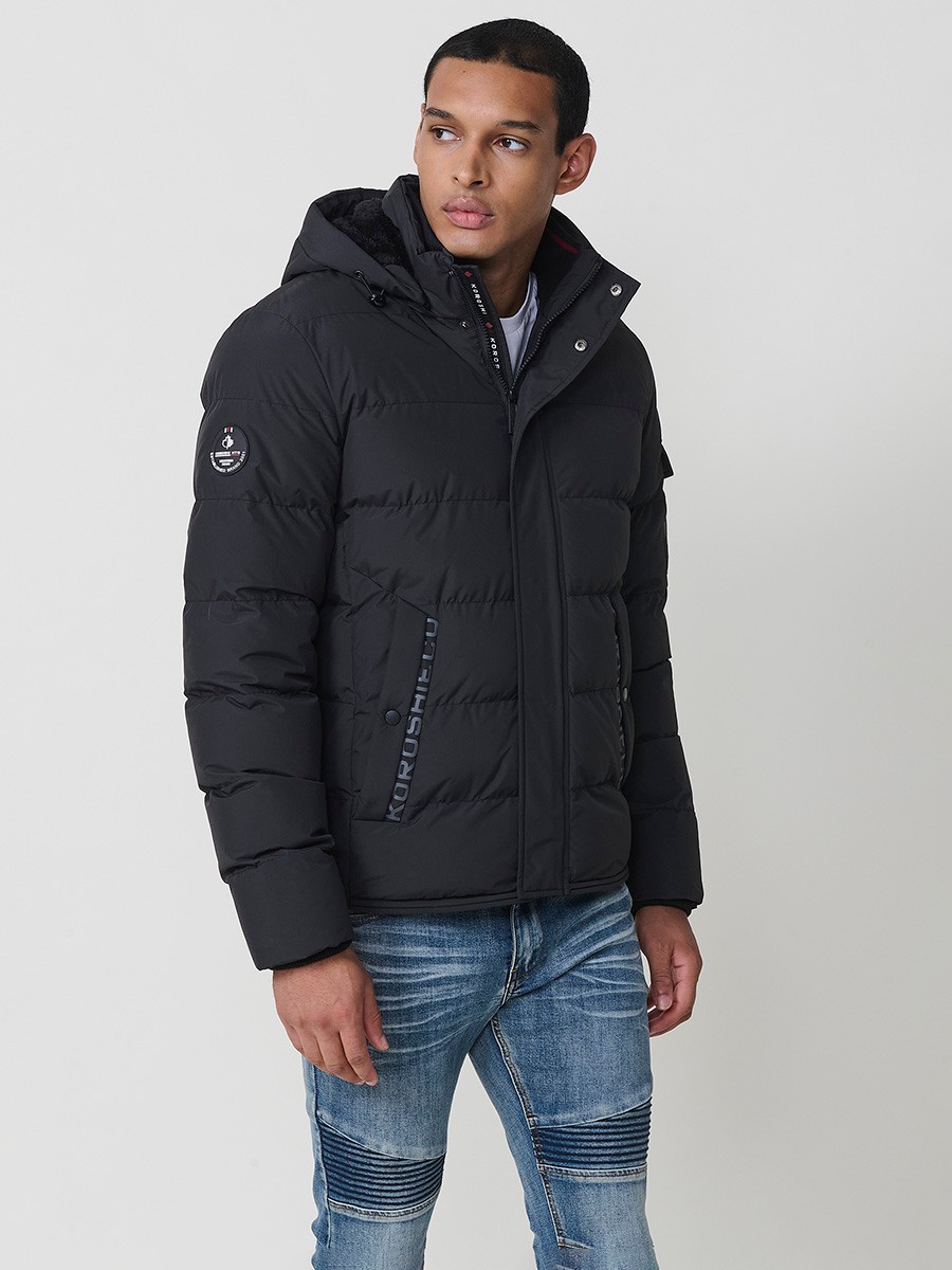 Gesteppte anthrazitfarbene Herrenjacke mit hohem Kragen, Kapuze, Reißverschluss und Taschen. Aus 100 % Polyester, warm und strapazierfähig.