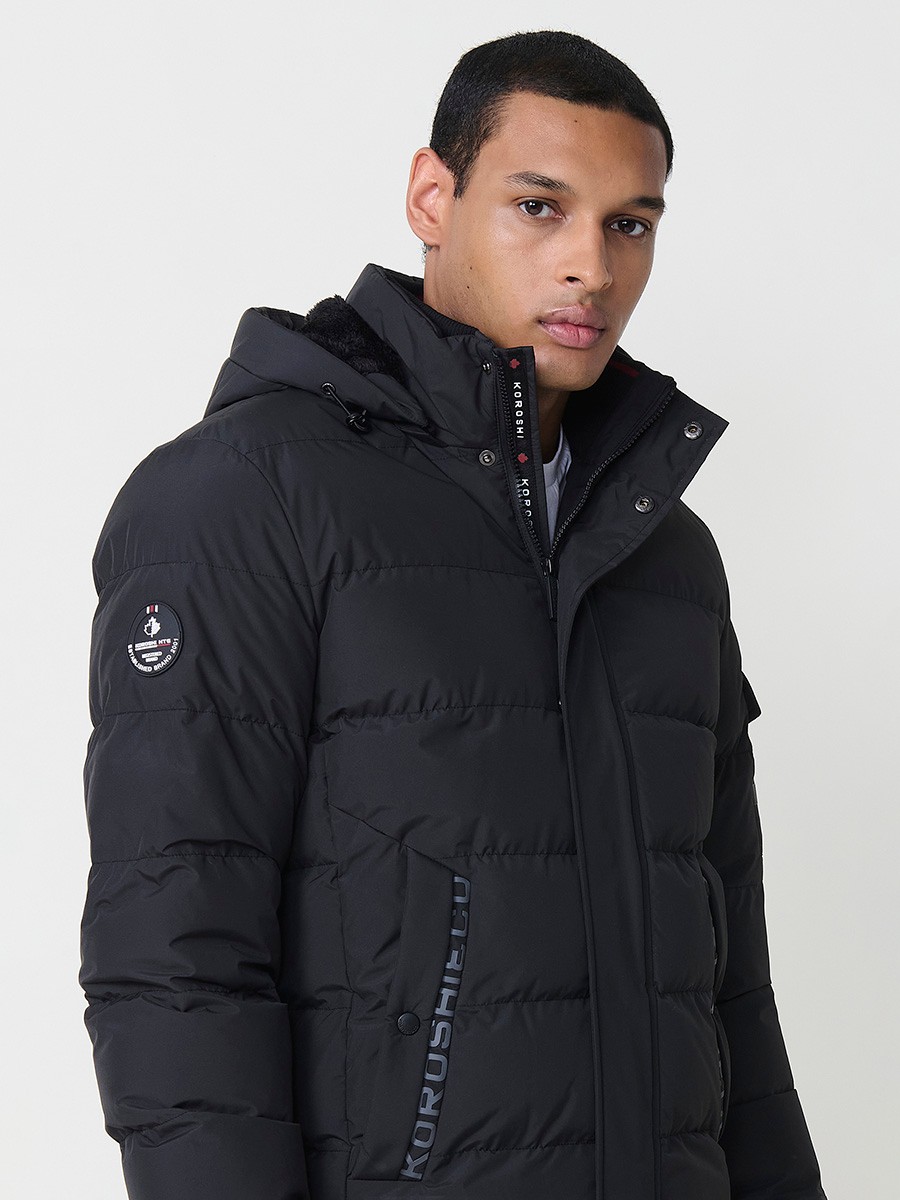 Gesteppte anthrazitfarbene Herrenjacke mit hohem Kragen, Kapuze, Reißverschluss und Taschen. Aus 100 % Polyester, warm und strapazierfähig.