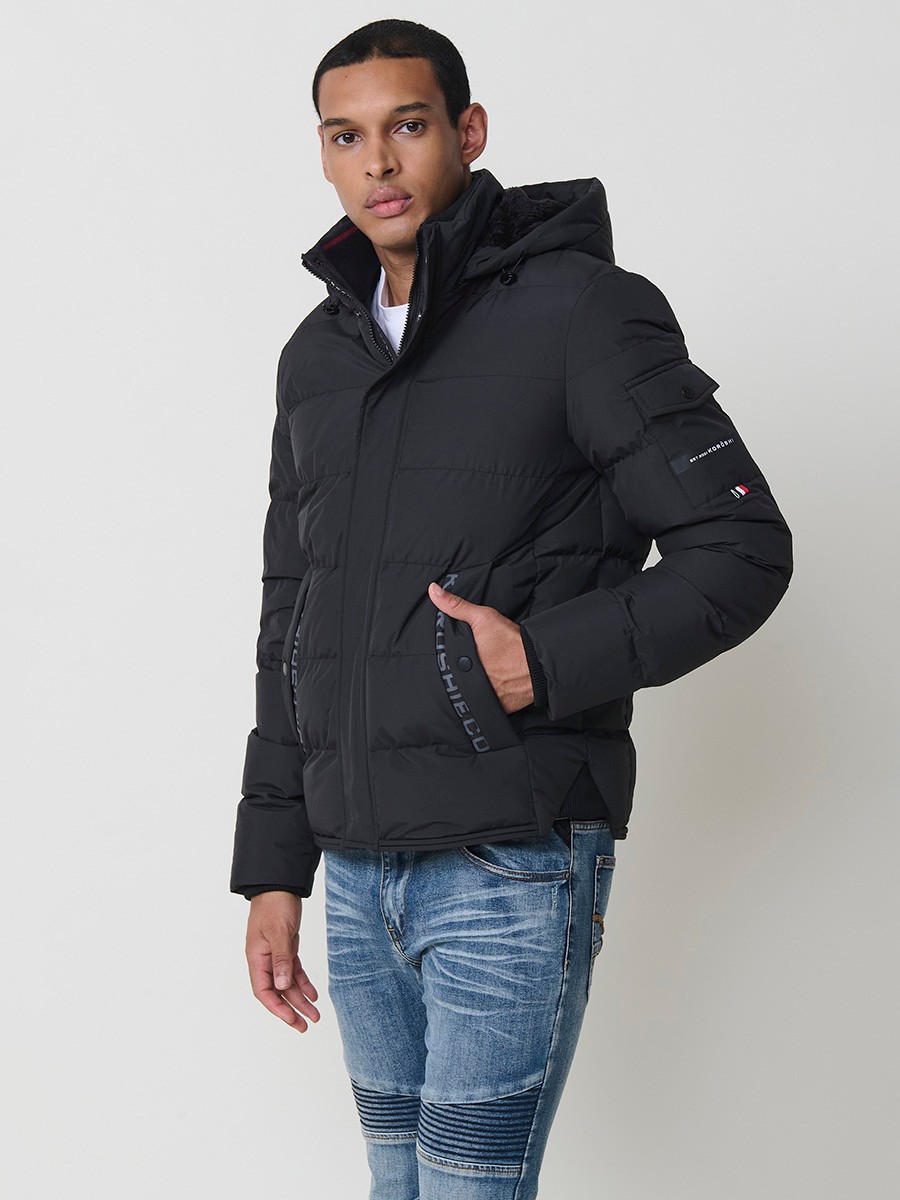 Gesteppte anthrazitfarbene Herrenjacke mit hohem Kragen, Kapuze, Reißverschluss und Taschen. Aus 100 % Polyester, warm und strapazierfähig.