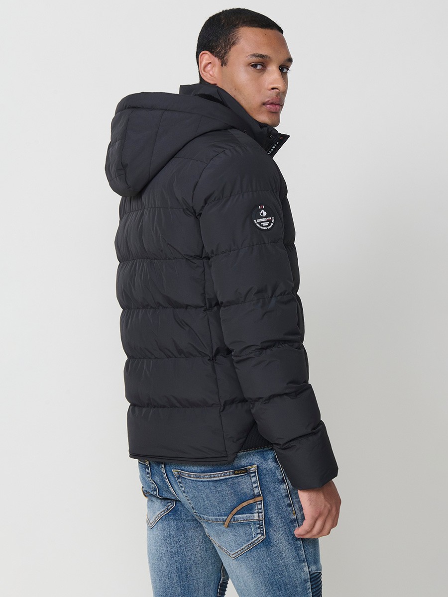 Gesteppte anthrazitfarbene Herrenjacke mit hohem Kragen, Kapuze, Reißverschluss und Taschen. Aus 100 % Polyester, warm und strapazierfähig.
