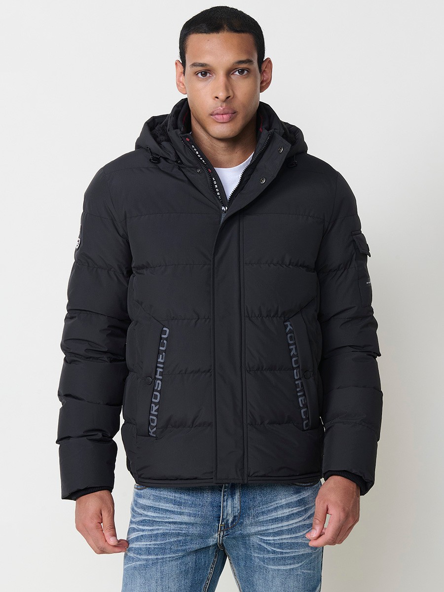 Gesteppte anthrazitfarbene Herrenjacke mit hohem Kragen, Kapuze, Reißverschluss und Taschen. Aus 100 % Polyester, warm und strapazierfähig.