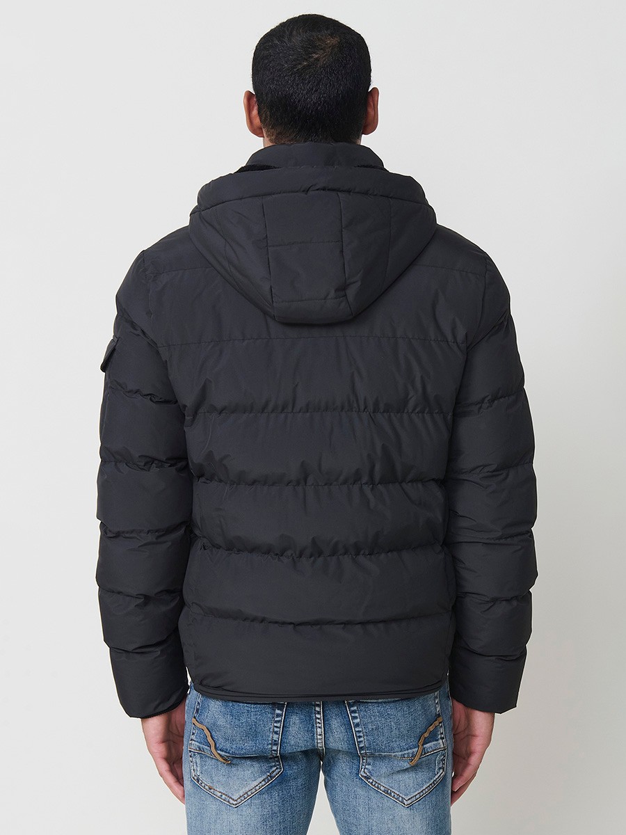 Gesteppte anthrazitfarbene Herrenjacke mit hohem Kragen, Kapuze, Reißverschluss und Taschen. Aus 100 % Polyester, warm und strapazierfähig.
