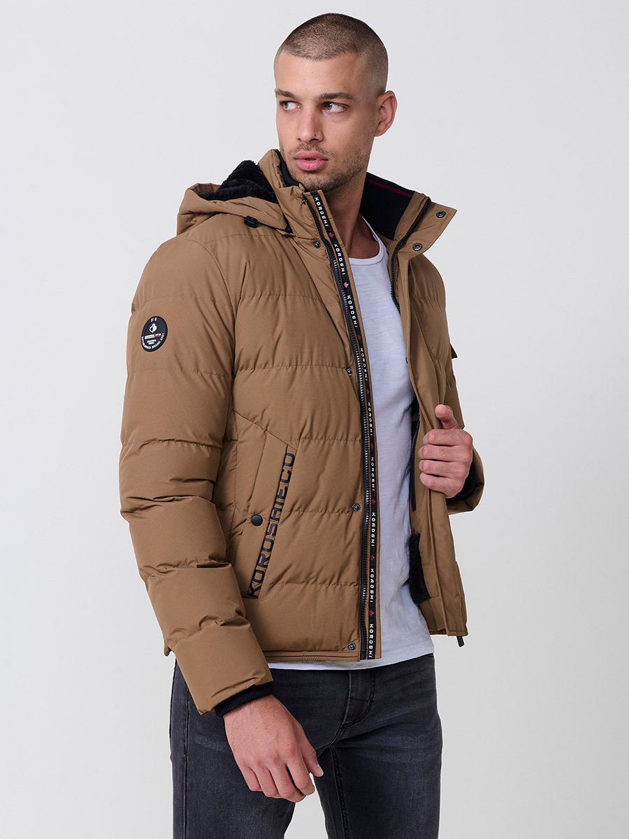 Gesteppte hellbraune Herrenjacke mit hohem Kragen, Kapuze, Reißverschluss und Taschen. Aus 100 % Polyester, warm und strapazierfähig.