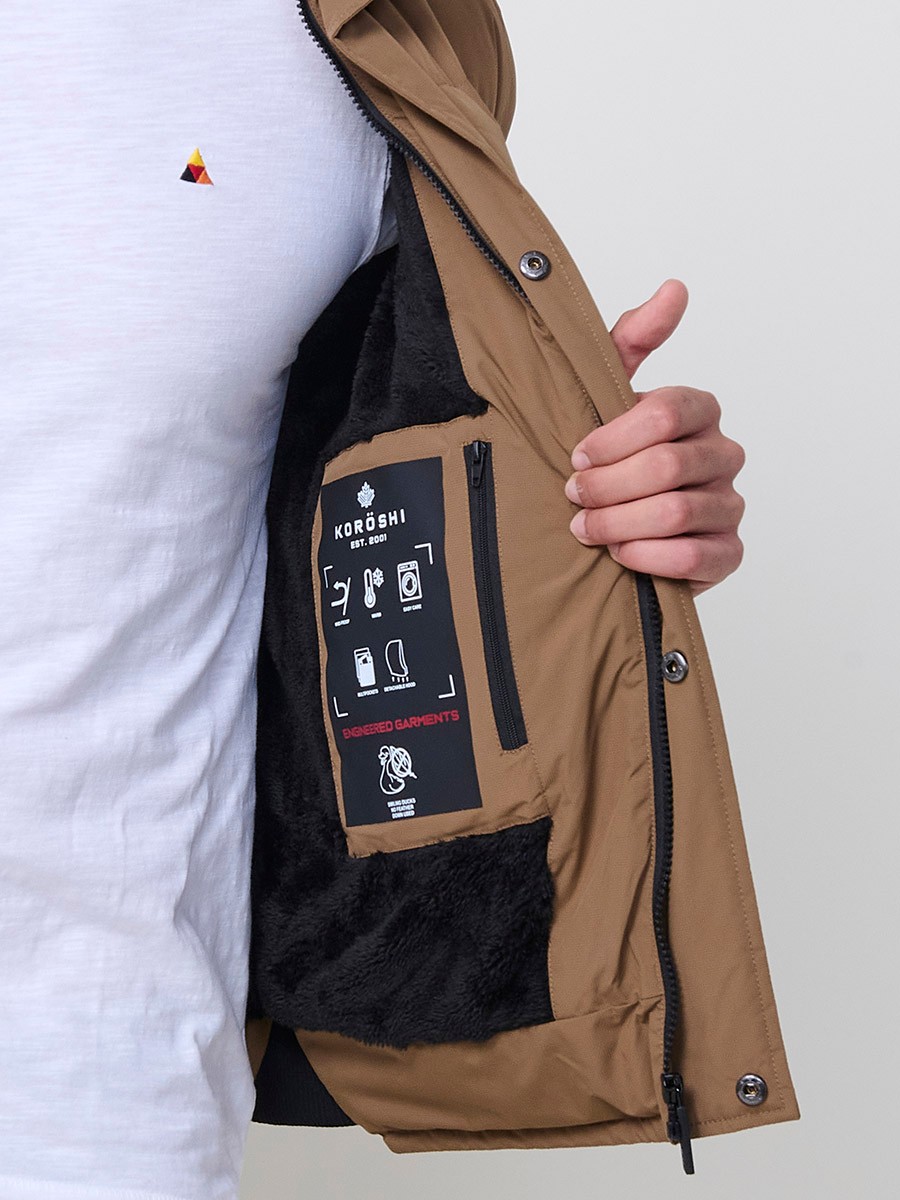 Gesteppte hellbraune Herrenjacke mit hohem Kragen, Kapuze, Reißverschluss und Taschen. Aus 100 % Polyester, warm und strapazierfähig.