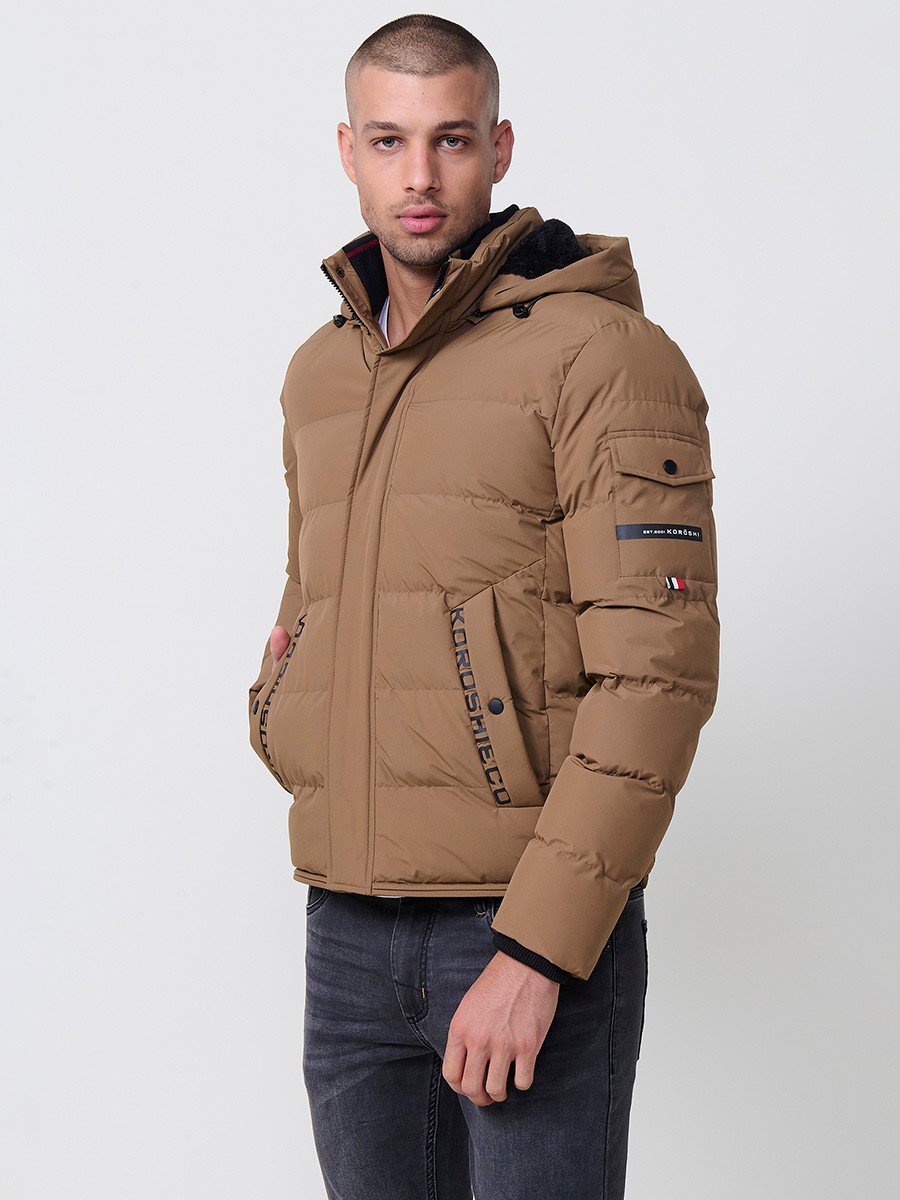 Gesteppte hellbraune Herrenjacke mit hohem Kragen, Kapuze, Reißverschluss und Taschen. Aus 100 % Polyester, warm und strapazierfähig.