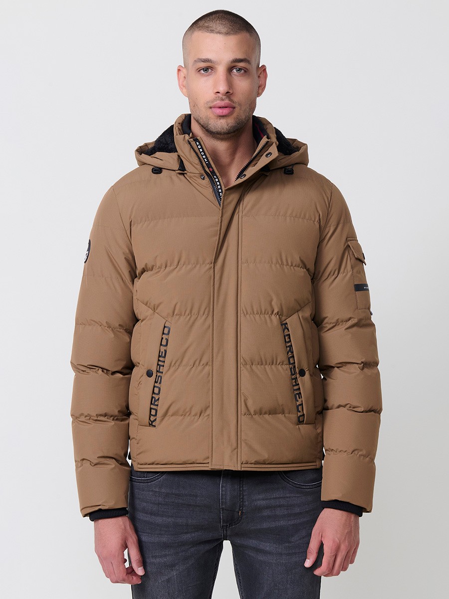 Gesteppte hellbraune Herrenjacke mit hohem Kragen, Kapuze, Reißverschluss und Taschen. Aus 100 % Polyester, warm und strapazierfähig.