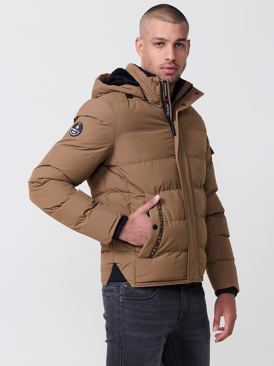 Gesteppte hellbraune Herrenjacke mit hohem Kragen, Kapuze, Reißverschluss und Taschen. Aus 100 % Polyester, warm und strapazierfähig.