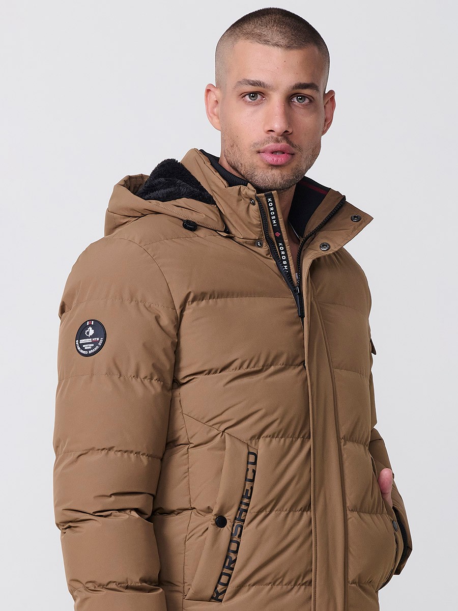 Gesteppte hellbraune Herrenjacke mit hohem Kragen, Kapuze, Reißverschluss und Taschen. Aus 100 % Polyester, warm und strapazierfähig.