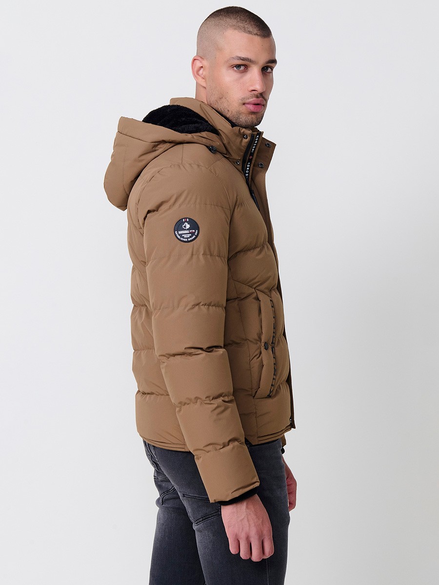Gesteppte hellbraune Herrenjacke mit hohem Kragen, Kapuze, Reißverschluss und Taschen. Aus 100 % Polyester, warm und strapazierfähig.