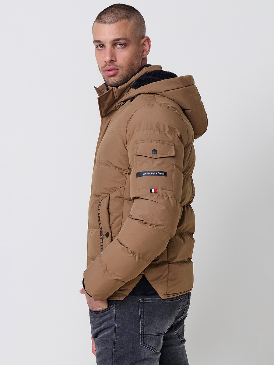 Gesteppte hellbraune Herrenjacke mit hohem Kragen, Kapuze, Reißverschluss und Taschen. Aus 100 % Polyester, warm und strapazierfähig.