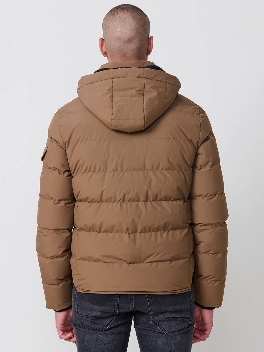 Gesteppte hellbraune Herrenjacke mit hohem Kragen, Kapuze, Reißverschluss und Taschen. Aus 100 % Polyester, warm und strapazierfähig.