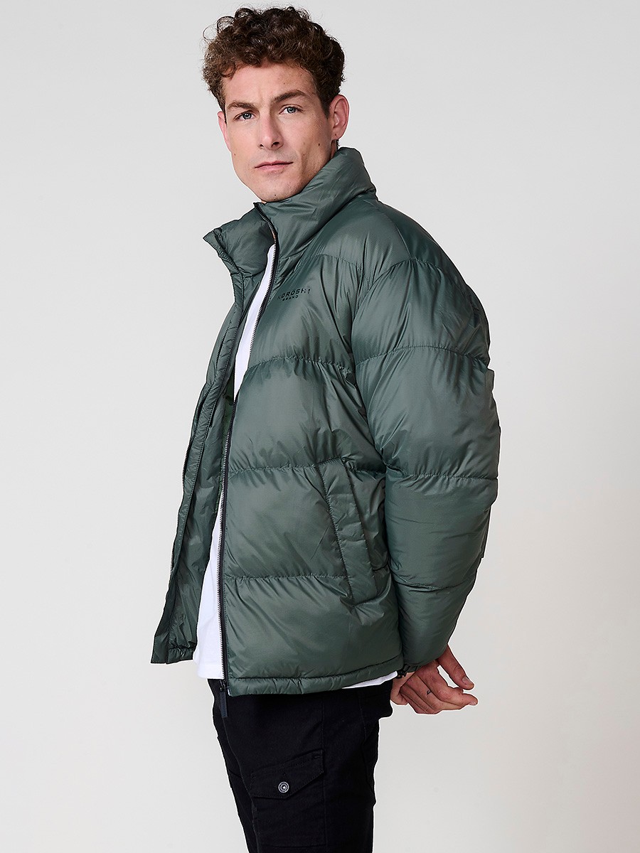 Gesteppte grüne Herrenjacke mit hohem Kragen und Frontreißverschluss. Aus 100 % Polyamid, leicht, strapazierfähig und warm.