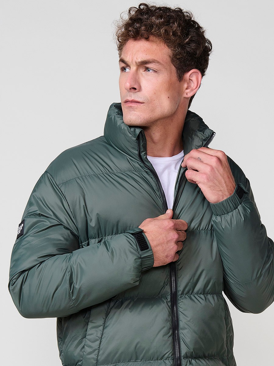 Gesteppte grüne Herrenjacke mit hohem Kragen und Frontreißverschluss. Aus 100 % Polyamid, leicht, strapazierfähig und warm.