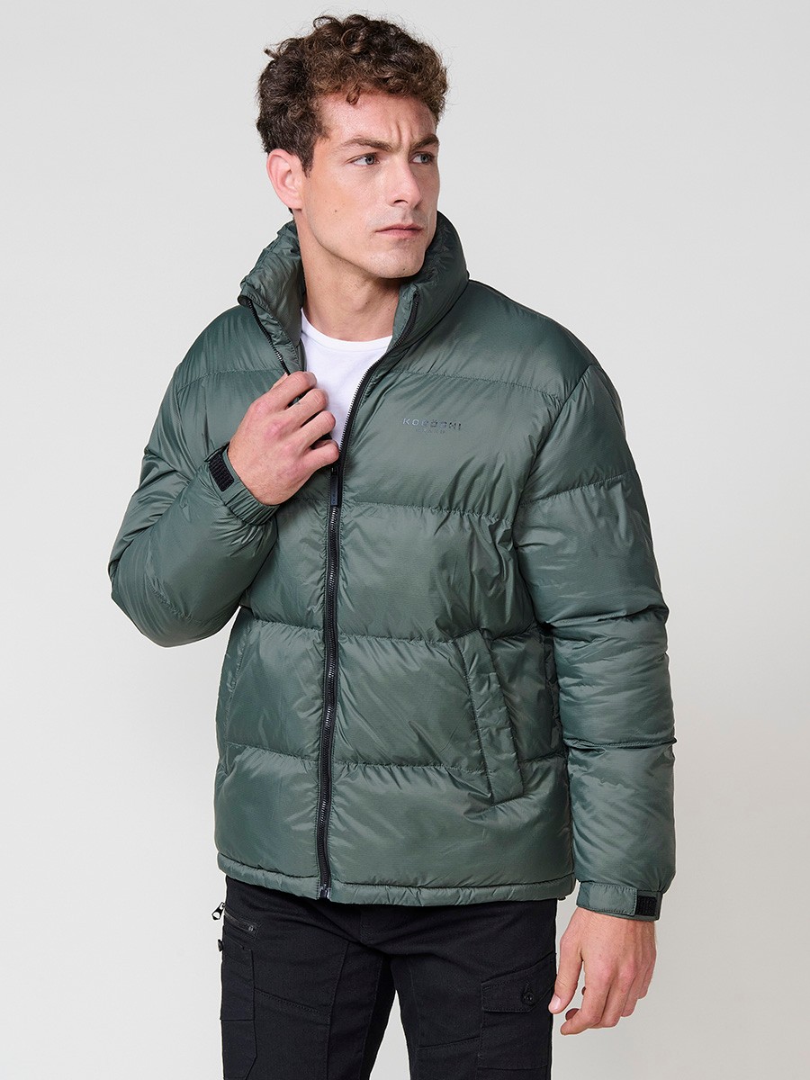 Gesteppte grüne Herrenjacke mit hohem Kragen und Frontreißverschluss. Aus 100 % Polyamid, leicht, strapazierfähig und warm.