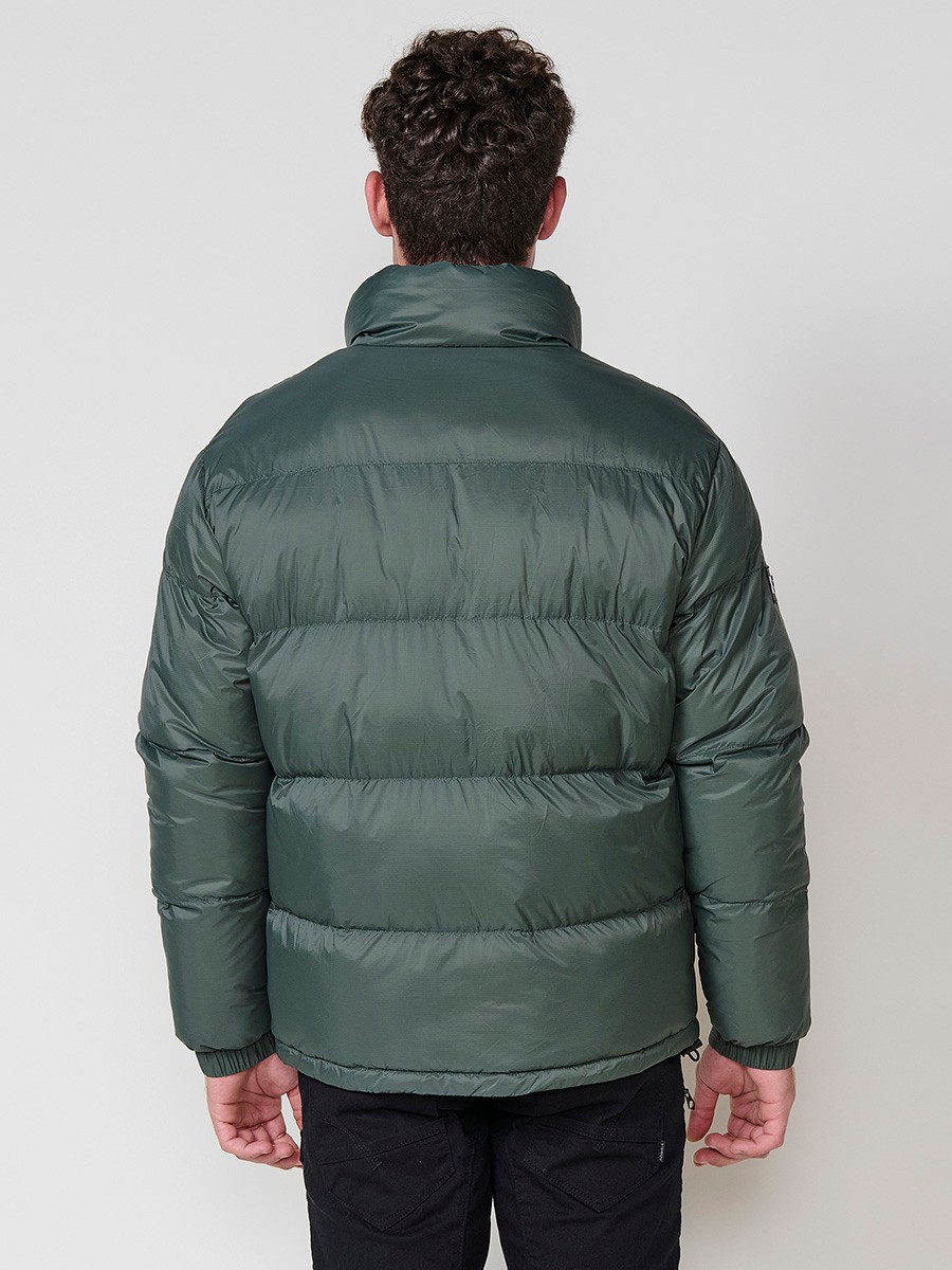 Gesteppte grüne Herrenjacke mit hohem Kragen und Frontreißverschluss. Aus 100 % Polyamid, leicht, strapazierfähig und warm.