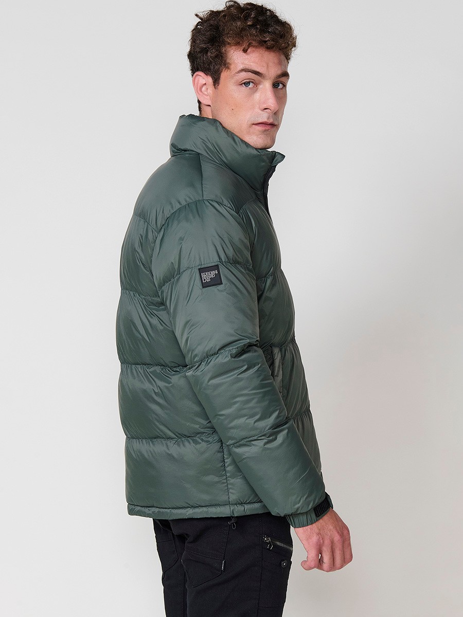 Gesteppte grüne Herrenjacke mit hohem Kragen und Frontreißverschluss. Aus 100 % Polyamid, leicht, strapazierfähig und warm.