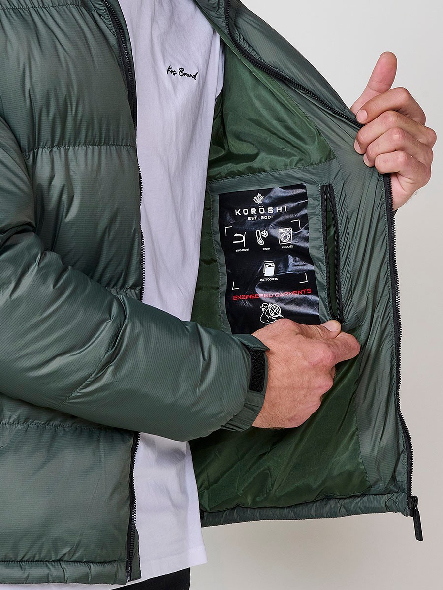 Gesteppte grüne Herrenjacke mit hohem Kragen und Frontreißverschluss. Aus 100 % Polyamid, leicht, strapazierfähig und warm.