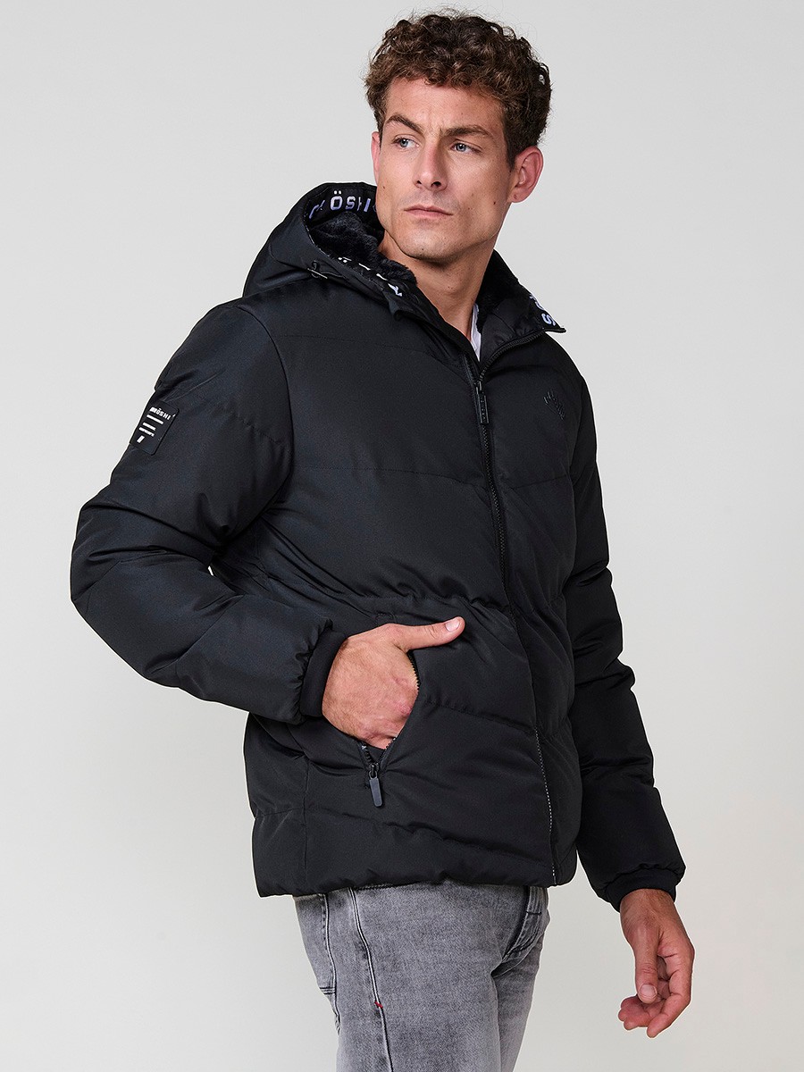 Veste matelassée homme noire avec capuche, col montant, fermeture zippée noire et poches. 100 % polyester, résistante et chaude.