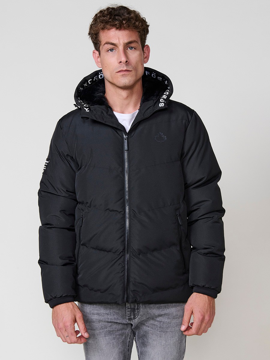 Veste matelassée homme noire avec capuche, col montant, fermeture zippée noire et poches. 100 % polyester, résistante et chaude.