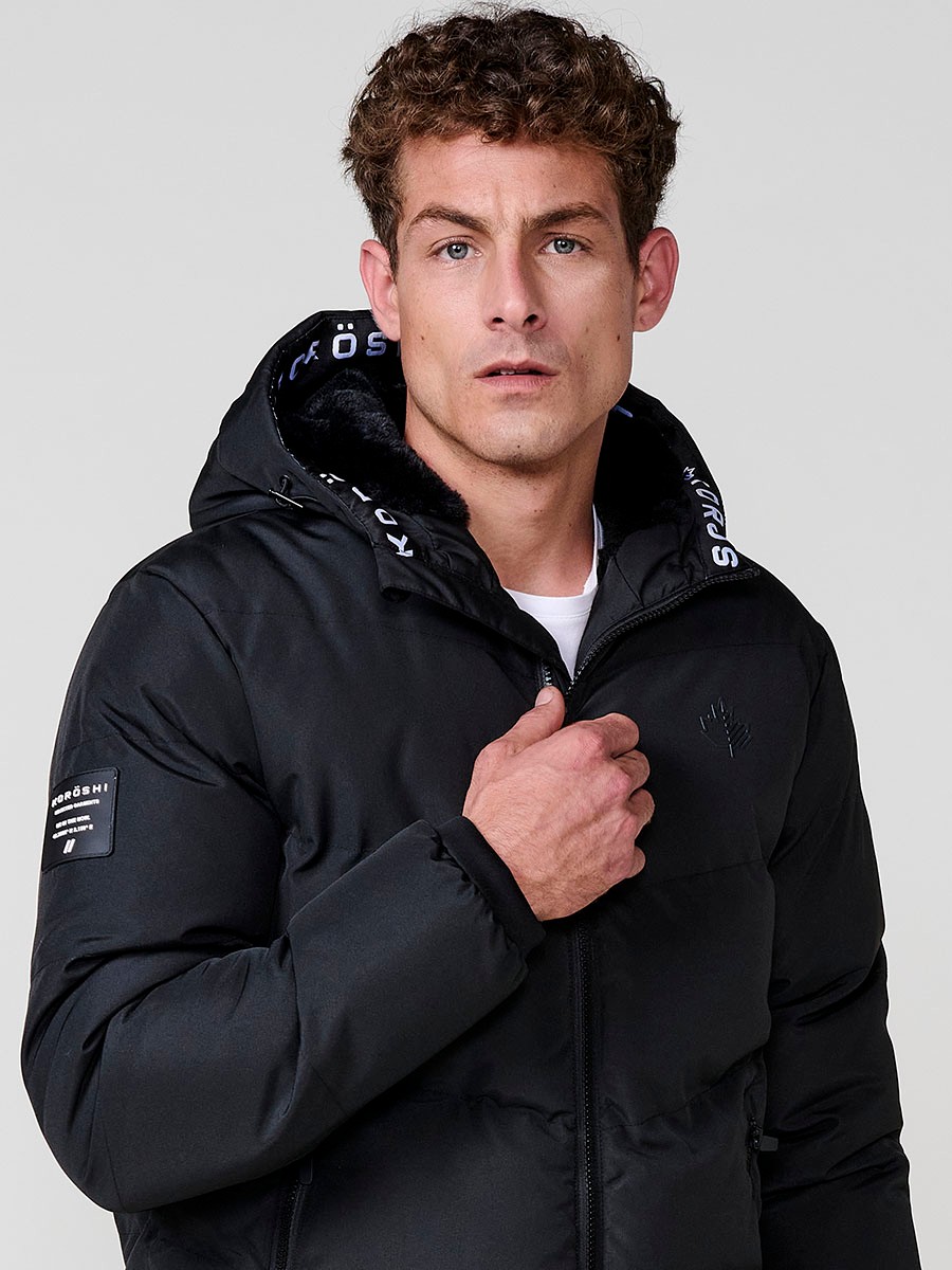 Veste matelassée homme noire avec capuche, col montant, fermeture zippée noire et poches. 100 % polyester, résistante et chaude.