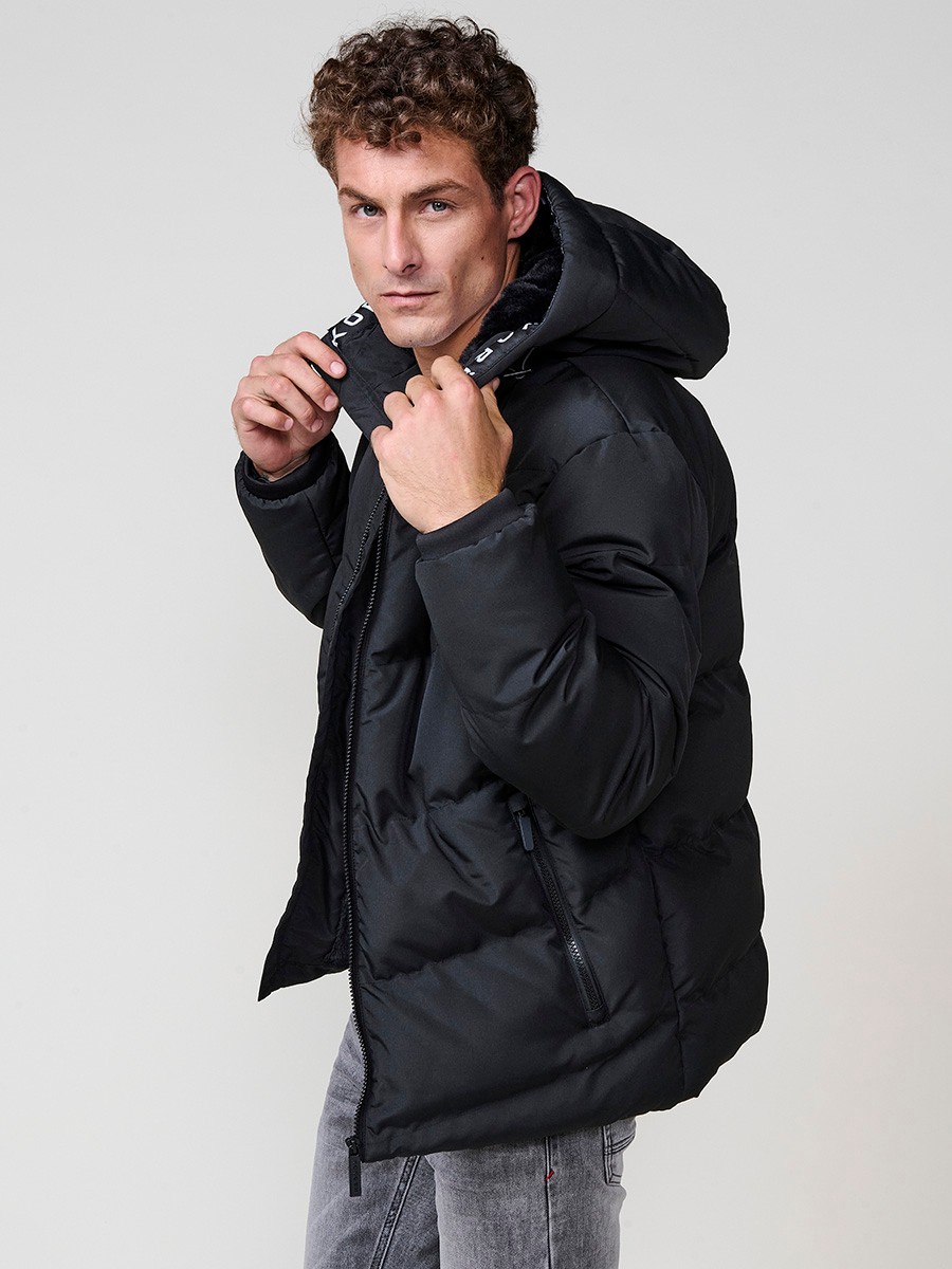 Veste matelassée homme noire avec capuche, col montant, fermeture zippée noire et poches. 100 % polyester, résistante et chaude.