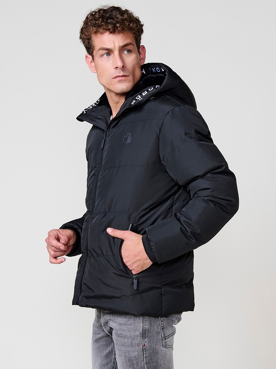 Veste matelassée homme noire avec capuche, col montant, fermeture zippée noire et poches. 100 % polyester, résistante et chaude.