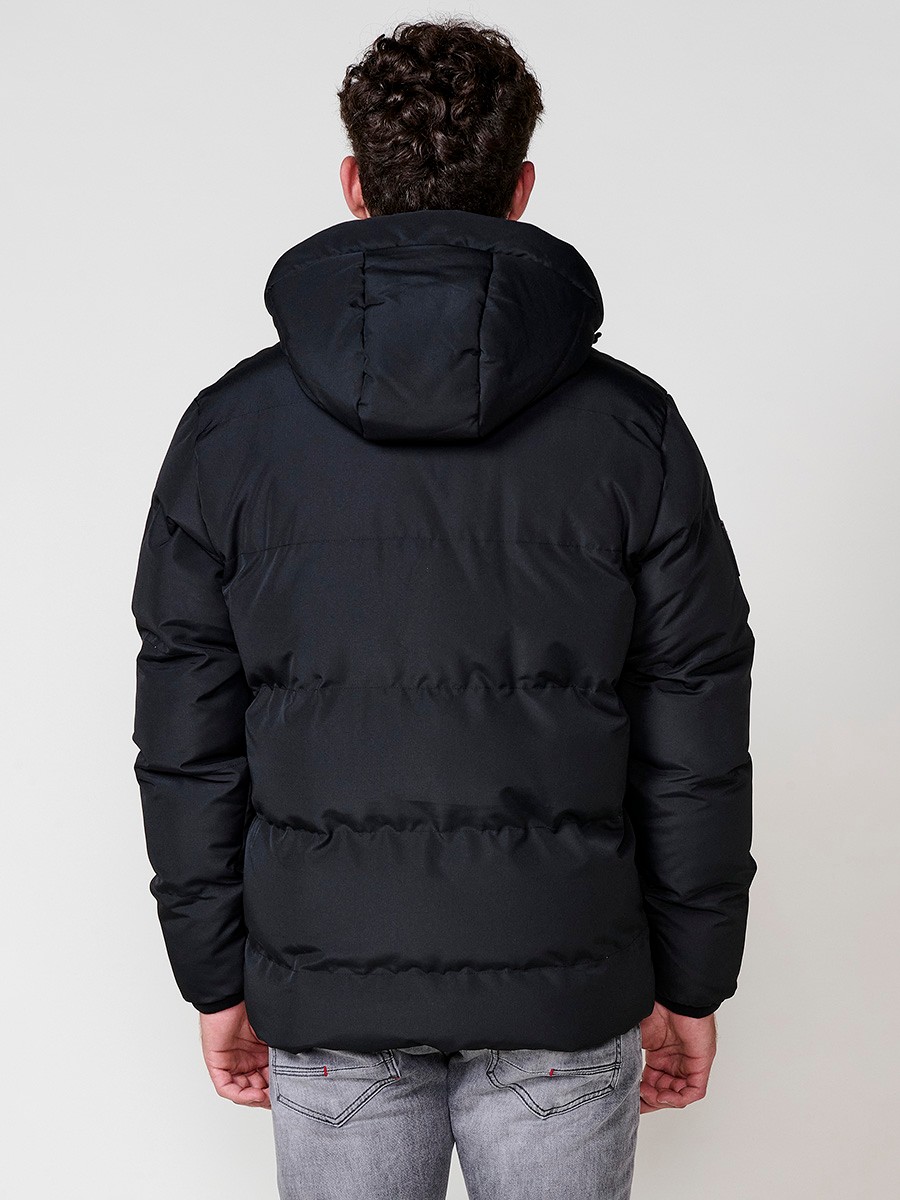 Veste matelassée homme noire avec capuche, col montant, fermeture zippée noire et poches. 100 % polyester, résistante et chaude.