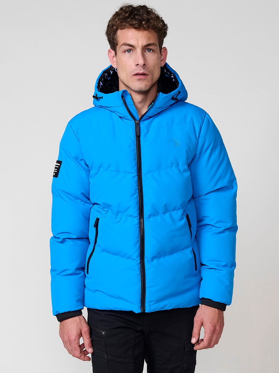 Gesteppte hellblaue Herrenjacke mit hohem Kragen, Kapuze, Reißverschluss und Taschen. Aus 100 % Polyester, warm, strapazierfähig und modern.