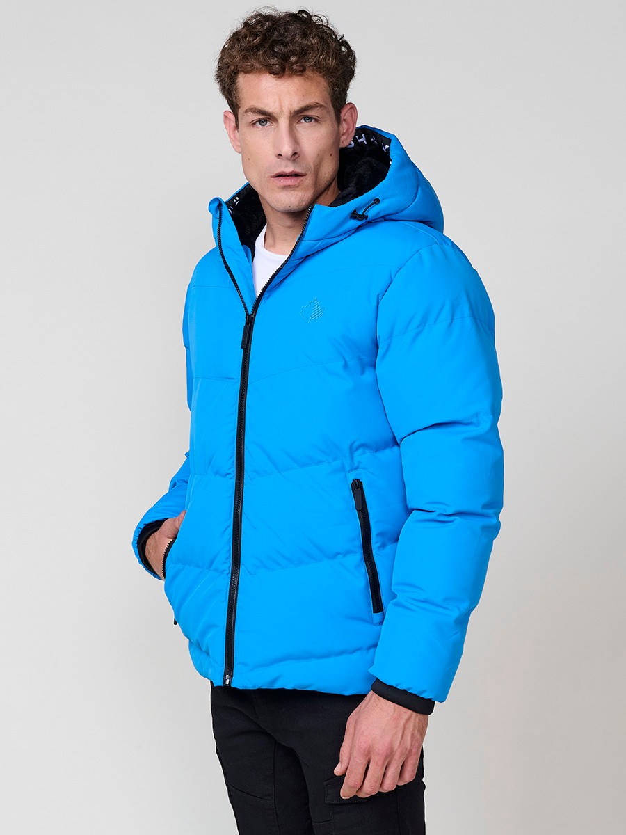 Gesteppte hellblaue Herrenjacke mit hohem Kragen, Kapuze, Reißverschluss und Taschen. Aus 100 % Polyester, warm, strapazierfähig und modern.
