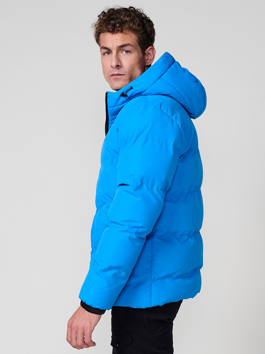 Gesteppte hellblaue Herrenjacke mit hohem Kragen, Kapuze, Reißverschluss und Taschen. Aus 100 % Polyester, warm, strapazierfähig und modern.