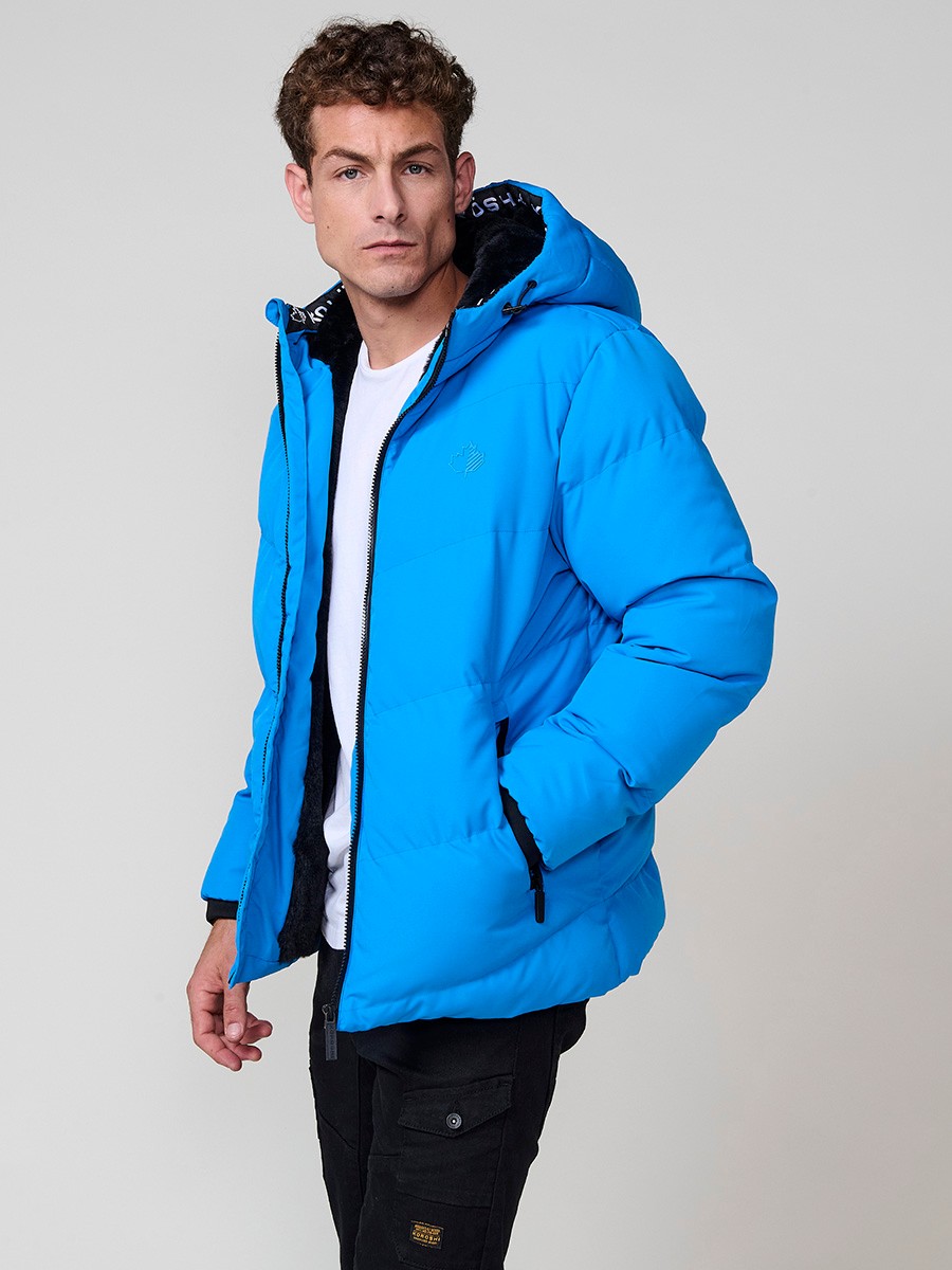 Gesteppte hellblaue Herrenjacke mit hohem Kragen, Kapuze, Reißverschluss und Taschen. Aus 100 % Polyester, warm, strapazierfähig und modern.