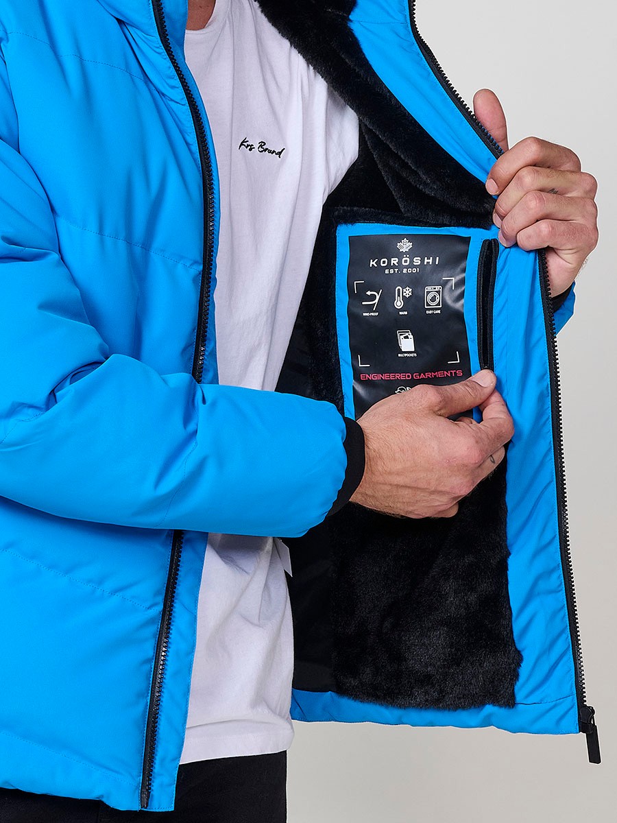Gesteppte hellblaue Herrenjacke mit hohem Kragen, Kapuze, Reißverschluss und Taschen. Aus 100 % Polyester, warm, strapazierfähig und modern.