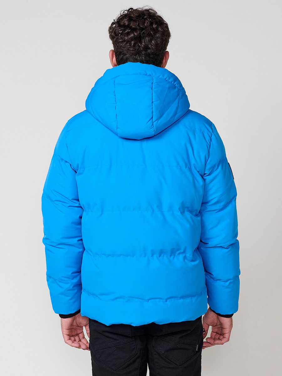 Gesteppte hellblaue Herrenjacke mit hohem Kragen, Kapuze, Reißverschluss und Taschen. Aus 100 % Polyester, warm, strapazierfähig und modern.