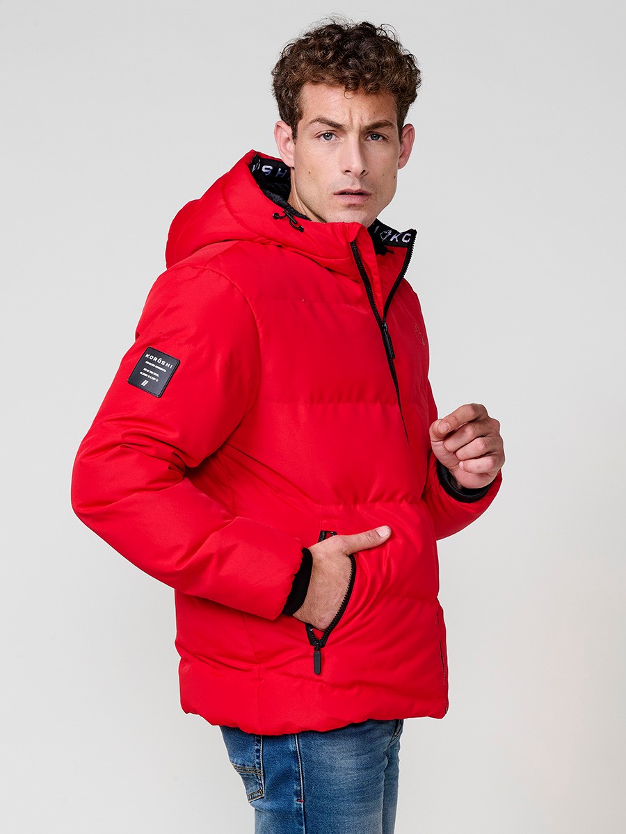 Gesteppte rote Herrenjacke mit hohem Kragen, Kapuze, Reißverschluss und Taschen. Aus 100 % Polyester, warm, leicht und strapazierfähig.