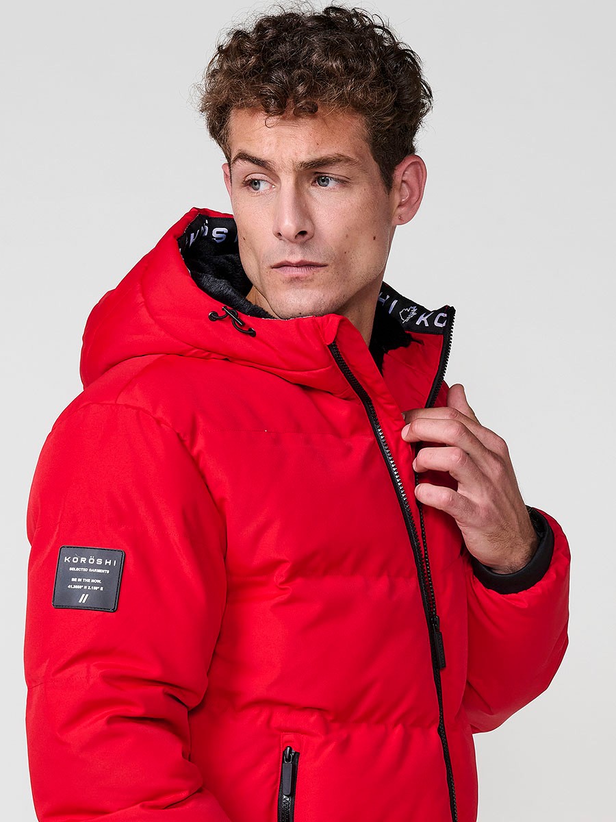 Gesteppte rote Herrenjacke mit hohem Kragen, Kapuze, Reißverschluss und Taschen. Aus 100 % Polyester, warm, leicht und strapazierfähig.