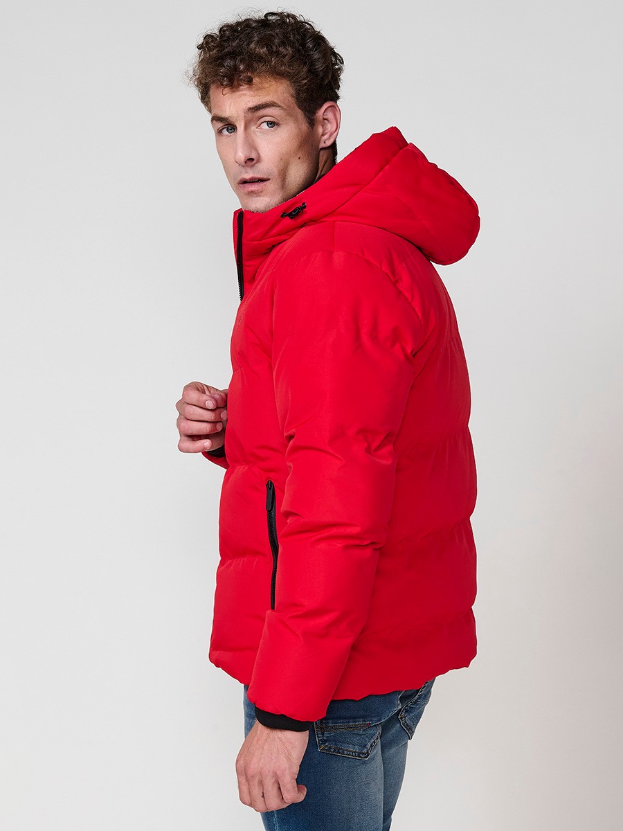 Gesteppte rote Herrenjacke mit hohem Kragen, Kapuze, Reißverschluss und Taschen. Aus 100 % Polyester, warm, leicht und strapazierfähig.