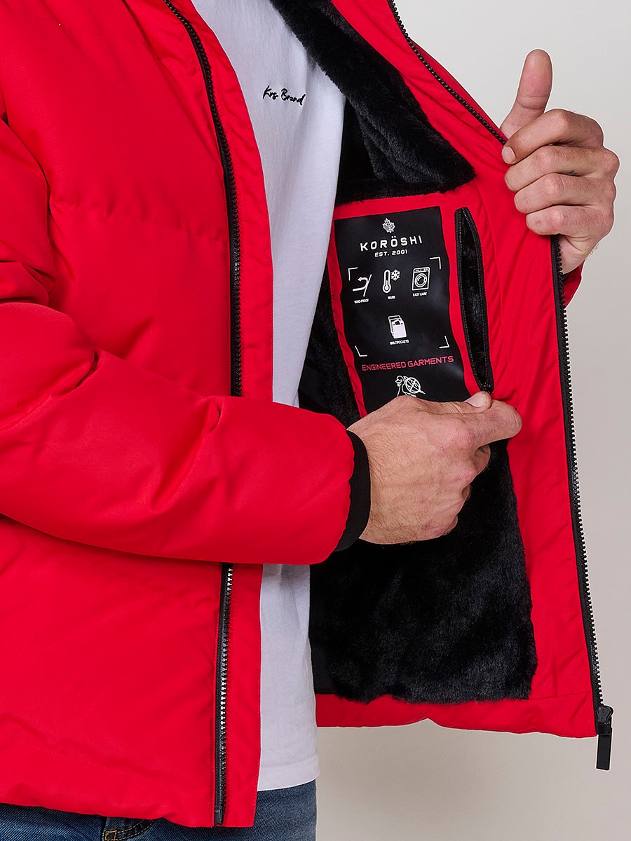 Gesteppte rote Herrenjacke mit hohem Kragen, Kapuze, Reißverschluss und Taschen. Aus 100 % Polyester, warm, leicht und strapazierfähig.