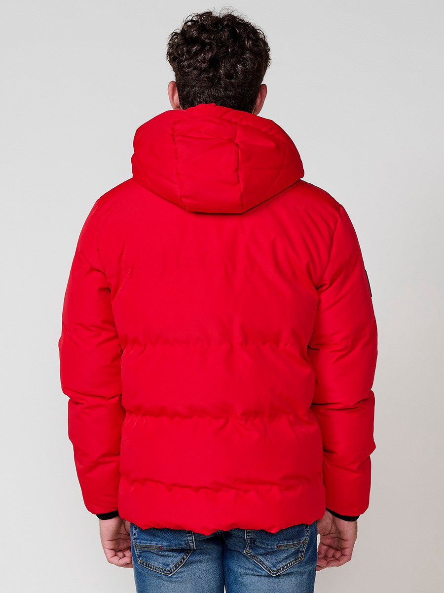 Gesteppte rote Herrenjacke mit hohem Kragen, Kapuze, Reißverschluss und Taschen. Aus 100 % Polyester, warm, leicht und strapazierfähig.