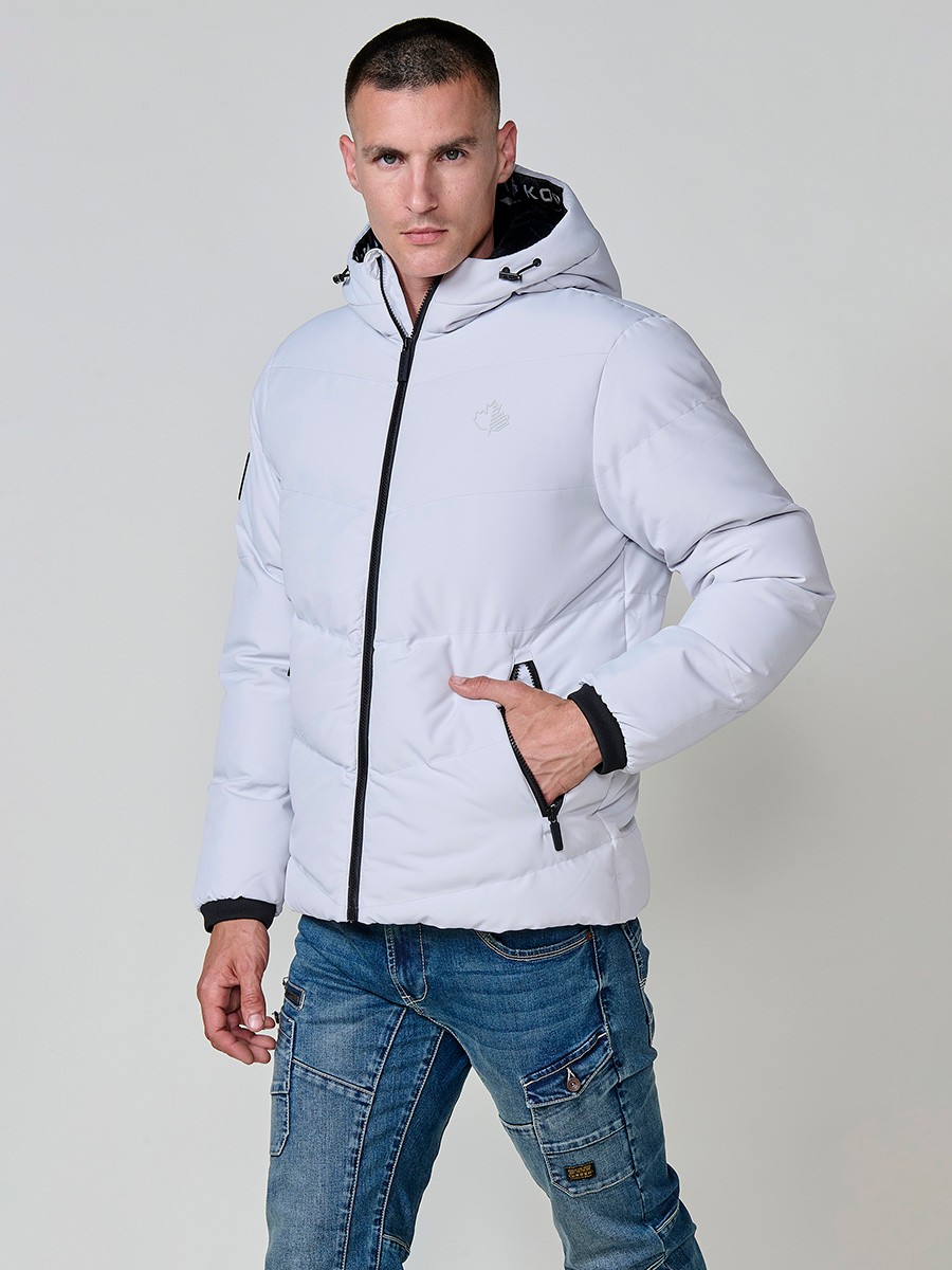 Gesteppte perlgraue Herrenjacke mit hohem Kragen, Kapuze, Reißverschluss und Taschen. Aus 100 % Polyester, warm, leicht und strapazierfähig.