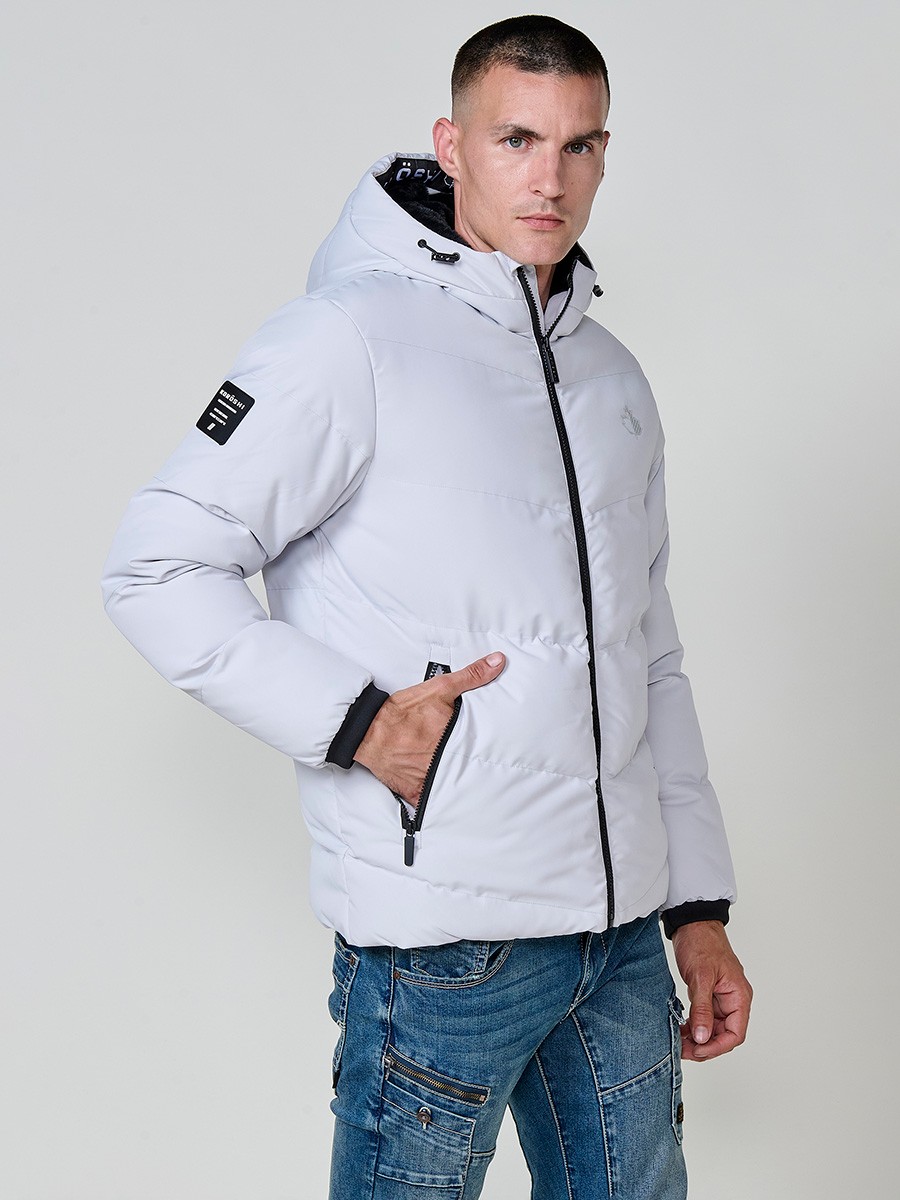 Gesteppte perlgraue Herrenjacke mit hohem Kragen, Kapuze, Reißverschluss und Taschen. Aus 100 % Polyester, warm, leicht und strapazierfähig.