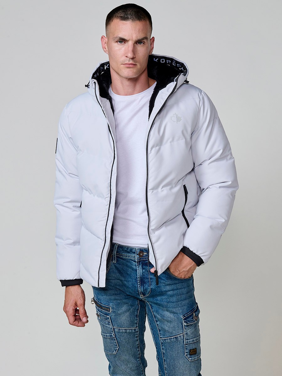 Gesteppte perlgraue Herrenjacke mit hohem Kragen, Kapuze, Reißverschluss und Taschen. Aus 100 % Polyester, warm, leicht und strapazierfähig.
