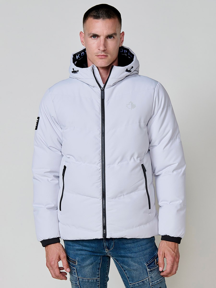 Gesteppte perlgraue Herrenjacke mit hohem Kragen, Kapuze, Reißverschluss und Taschen. Aus 100 % Polyester, warm, leicht und strapazierfähig.